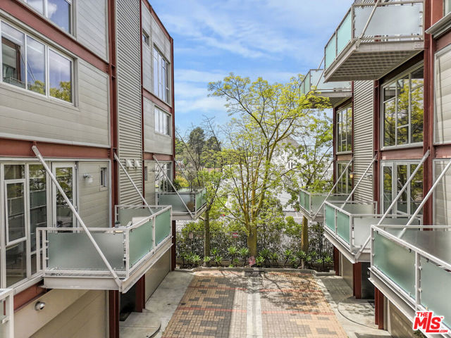 3450 Cahuenga Boulevard, Los Angeles CA: https://media.crmls.org/mediaz/702a0343-64c7-4c73-bff3-ae6aaa623452.jpg