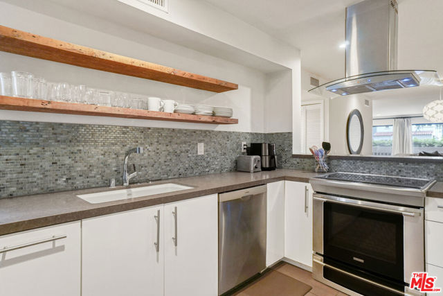 858 12th Street, Santa Monica CA: https://media.crmls.org/mediaz/702a7fd1-8d67-484d-b498-5cafa9e194b4.jpg
