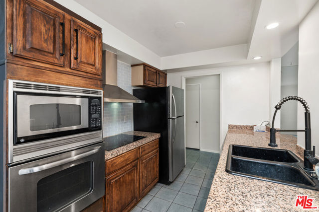 1010 Palm Avenue, West Hollywood CA: https://media.crmls.org/mediaz/702b19dd-7664-439c-abe1-d6ce9ffc0de8.jpg
