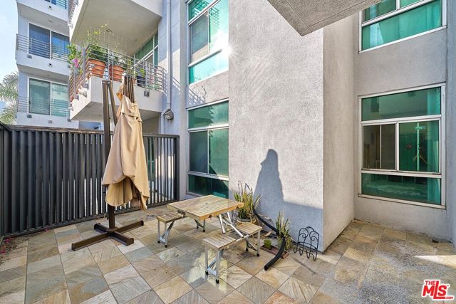 332 S Oxford Avenue, Los Angeles CA: https://media.crmls.org/mediaz/702b9448-0429-49f3-aef0-7c6bc832b0c4.jpg
