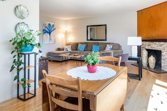 4670 Eggers Dr, Fremont CA: https://media.crmls.org/mediaz/702bcbe8-b076-4a3a-91ec-fe21dd633c22.jpg