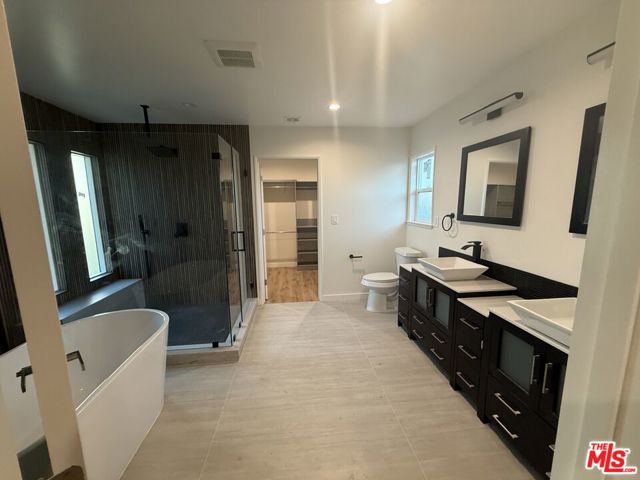 6159 Sylvia Avenue, Tarzana CA: https://media.crmls.org/mediaz/702bd8ba-9ddb-488c-a72d-d1a60f11873c.jpg