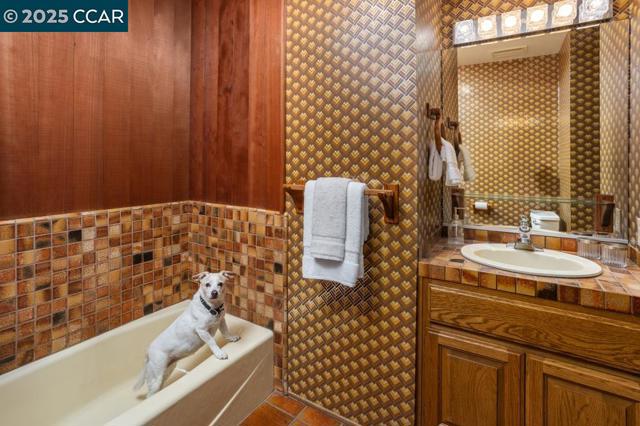 216 Castle Glen Rd, Walnut Creek CA: https://media.crmls.org/mediaz/702ccca7-f4e4-4e42-a93e-3ca7e4e76536.jpg