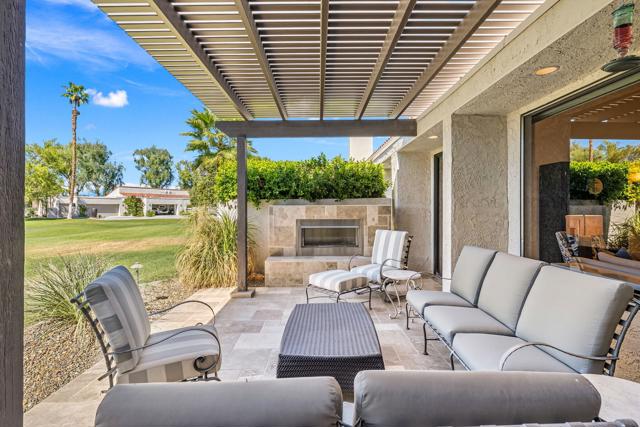 730 Inverness Drive, Rancho Mirage CA: https://media.crmls.org/mediaz/702d0406-1e16-422e-bbbe-2000f3abdaf2.jpg