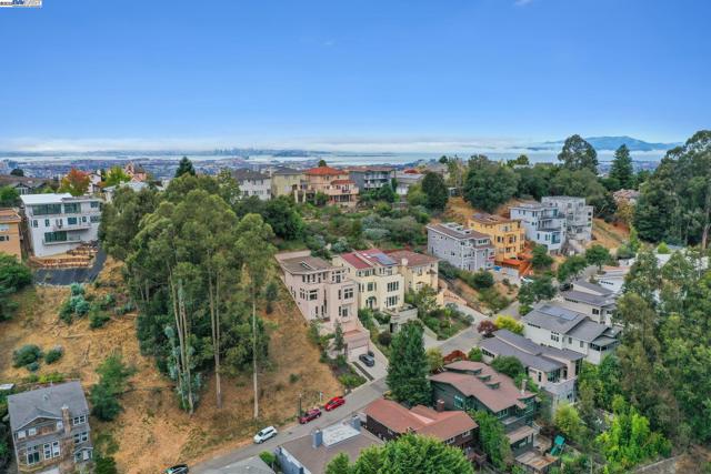 209 Sheridan Rd, Oakland CA: https://media.crmls.org/mediaz/702d1796-414b-482c-8bfa-3a0ec2d7c2a2.jpg