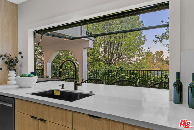 5132 Escobedo Drive, Woodland Hills CA: https://media.crmls.org/mediaz/702d50cb-8cf6-4dda-aa12-ed43174a3874.jpg