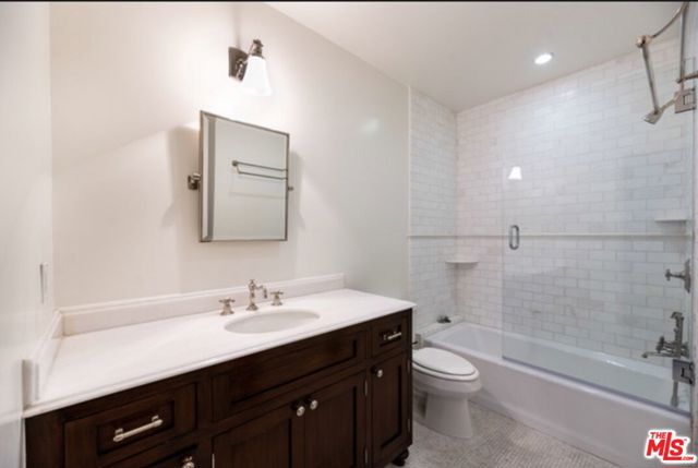 9243 Doheny Road, West Hollywood CA: https://media.crmls.org/mediaz/702dc0a0-f619-4ae9-b7ac-08fcf3009074.jpg