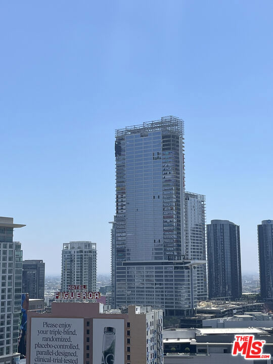 https://media.crmls.org/mediaz/702dc375-419c-4d12-986d-3648b393cb43.jpg?preset=X-Large