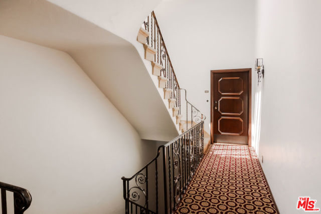 1302 Sweetzer Avenue, West Hollywood CA: https://media.crmls.org/mediaz/702e4f49-98dc-4723-9490-359d1dcaa2a4.jpg