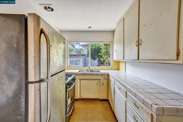 5235 Macarthur Blvd, Oakland CA: https://media.crmls.org/mediaz/702e6e86-732e-4d69-8f49-9f17f14b56e6.jpg