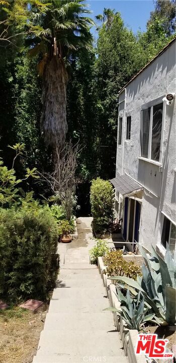 3754 Fredonia Drive, Los Angeles CA: https://media.crmls.org/mediaz/702e83b0-5cb4-4f20-af4c-bb0414f5d8bc.jpg