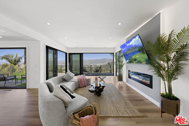 7308 Pacific View Drive, Los Angeles CA: https://media.crmls.org/mediaz/702ee5fc-8cdd-47d8-8dc5-3d4015545887.jpg
