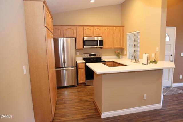 2474 Pleasant Way, Thousand Oaks CA: https://media.crmls.org/mediaz/7030ded7-eab1-4b99-8664-f37d72440782.jpg