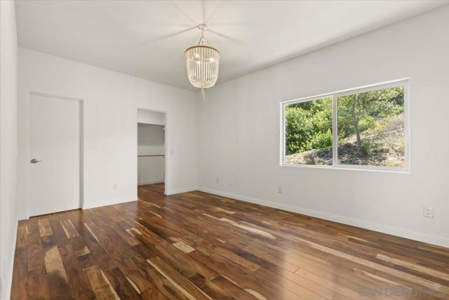 2342 CARIOCA PL, Vista CA: https://media.crmls.org/mediaz/7030e72e-edd5-417c-8aad-becca575014e.jpg