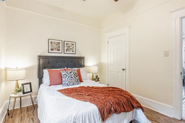 2211 24Th Ave, Oakland CA: https://media.crmls.org/mediaz/7031931e-e9f8-4819-ac79-d7e439211907.jpg