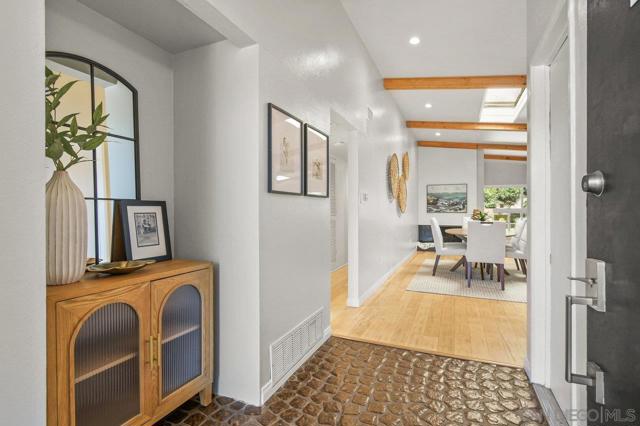 3559 Larga Circle, San Diego CA: https://media.crmls.org/mediaz/7031be92-2efb-46c8-a8eb-336b39733799.jpg