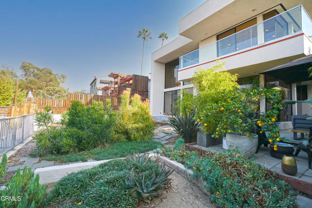 1325 Linda Rosa Avenue, Los Angeles CA: https://media.crmls.org/mediaz/70326dc1-bebb-4c5b-b0f9-52b3aaeff346.jpg