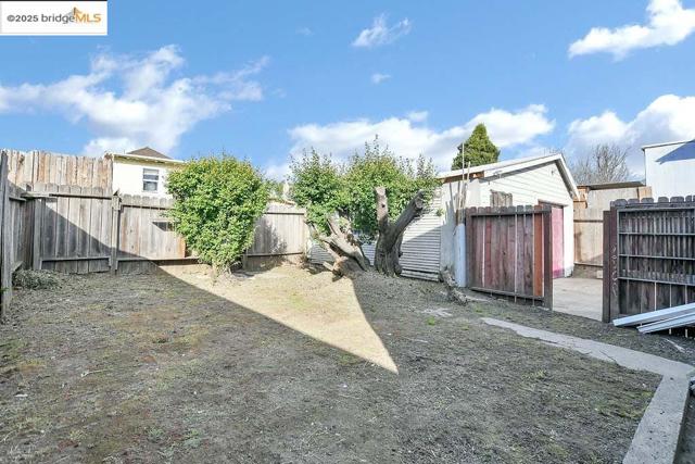 5540 E 17Th St, Oakland CA: https://media.crmls.org/mediaz/703298d7-40f7-4764-b484-59ef20241578.jpg