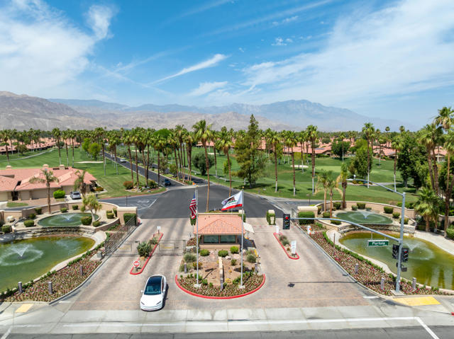 4 Maximo Way, Palm Desert CA: https://media.crmls.org/mediaz/7033afb9-774e-4a8d-9183-d92608d5c26a.jpg