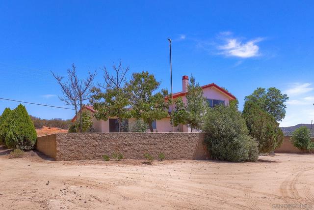 25861 E Old Julian Hwy, Ramona CA: https://media.crmls.org/mediaz/7034ac52-0b3c-4e6c-9bda-fe230981960c.jpg