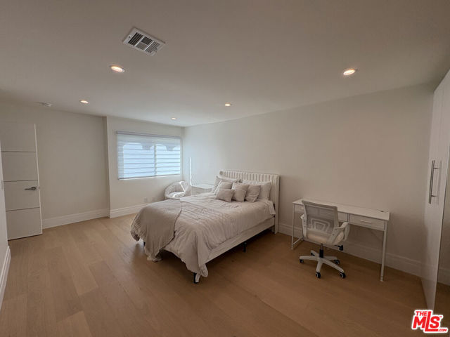 10520 Ashton Avenue, Los Angeles CA: https://media.crmls.org/mediaz/7035739c-006c-4c87-977a-521160850b2e.jpg