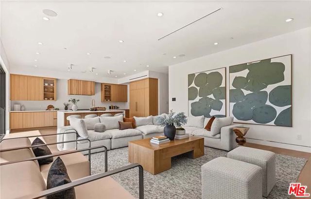 4453 Gentry Avenue, Valley Village CA: https://media.crmls.org/mediaz/70367c5e-dc02-4231-9766-cc1bbe88f493.jpg