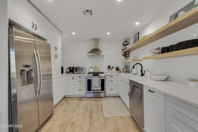 5757 Lake Lindero Drive, Agoura Hills CA: https://media.crmls.org/mediaz/7036e042-9c05-41fd-80ae-82c6e6486a58.jpg