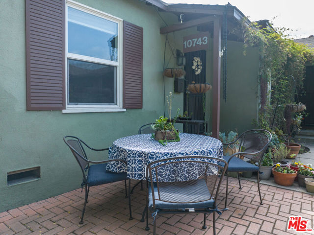 10739 Jefferson Boulevard, Culver City CA: https://media.crmls.org/mediaz/7036fea0-1e5e-4830-ac0a-e9f62daf8007.jpg
