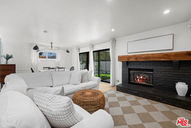 6827 Bianca Avenue, Lake Balboa CA: https://media.crmls.org/mediaz/70371f0a-ad91-4e01-a46d-37ad5f8286a9.jpg