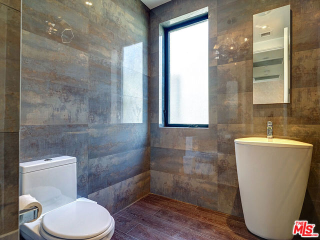 6360 Maryland Drive, Los Angeles CA: https://media.crmls.org/mediaz/7037ad2c-af46-4ff5-9096-1ed49494f269.jpg