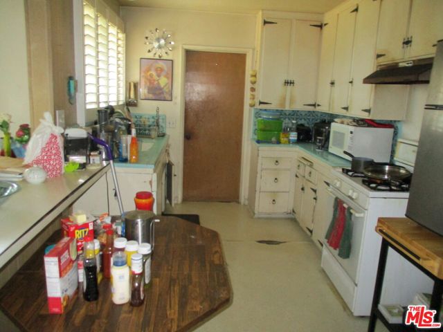 10421 S 1st Avenue, Inglewood CA: https://media.crmls.org/mediaz/7037b8c3-141b-42e6-94b1-51d8eea5eb1e.jpg