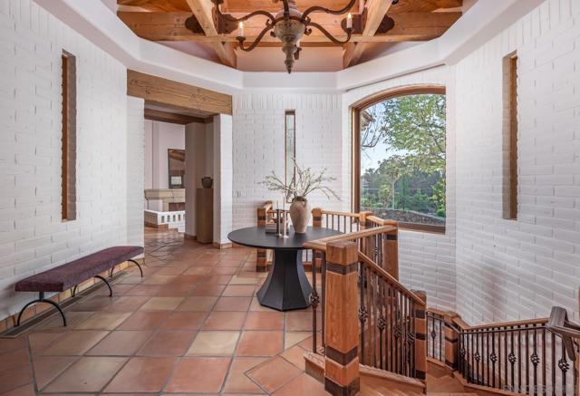 6884 El Camino Del Norte, Rancho Santa Fe CA: https://media.crmls.org/mediaz/7037d2ea-5b33-4ef9-bc98-9803202f69c2.jpg