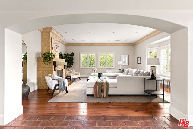 13845 Magnolia Boulevard, Sherman Oaks CA: https://media.crmls.org/mediaz/7037e9a2-3579-46ba-b84e-f53363473cd0.jpg