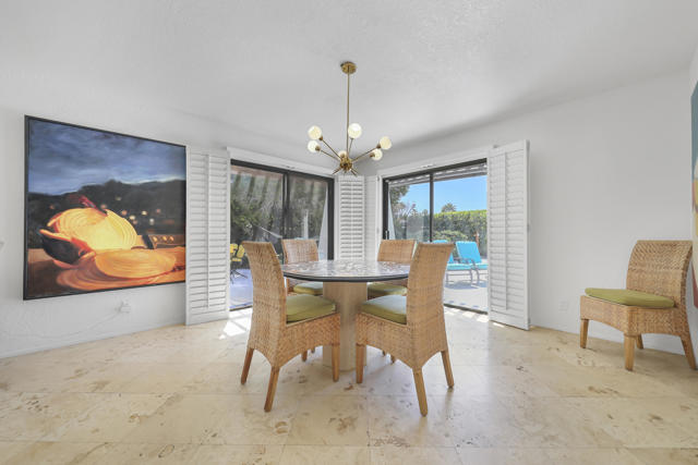 1385 E Via Escuela, Palm Springs CA: https://media.crmls.org/mediaz/7037fba0-22c3-4c74-af98-c2eed11658cc.jpg