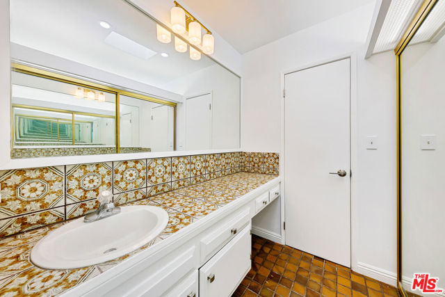 20438 Pacific Coast Highway, Malibu CA: https://media.crmls.org/mediaz/703831b7-6ea8-42b6-b476-a4c8d1161aad.jpg