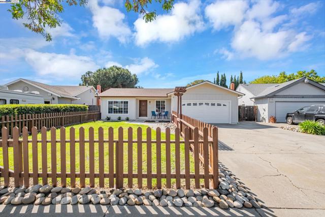 36339 Beech Pl, Newark CA: https://media.crmls.org/mediaz/7039888d-2f78-4f1a-8aac-1aa30c0c4290.jpg
