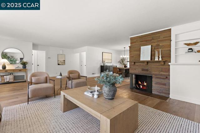 1071 Serrano Ct, Lafayette CA: https://media.crmls.org/mediaz/703ac325-734f-4fc2-b279-428e1eb374f8.jpg