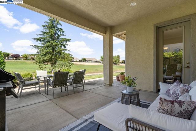 1123 Burghley Ln, Brentwood CA: https://media.crmls.org/mediaz/703af840-79b4-4fda-b39c-cb9ec36c36bf.jpg