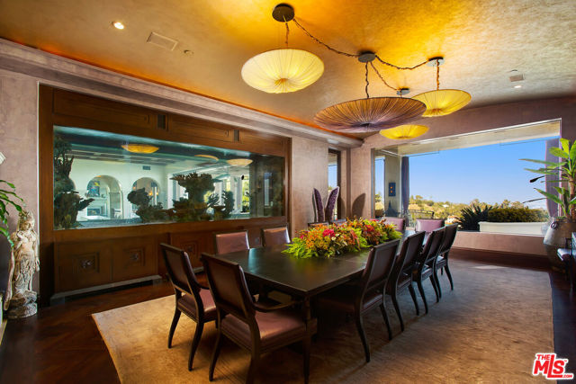 10066 Cielo Drive, Beverly Hills CA: https://media.crmls.org/mediaz/703b19f6-5c64-4377-9671-b08a4c4332a5.jpg