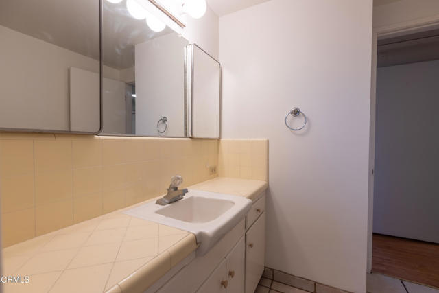 4901 Angeles Crest Circle, La Canada Flintridge CA: https://media.crmls.org/mediaz/703cdf87-d779-4f21-902e-eed1ea0b8cc6.jpg