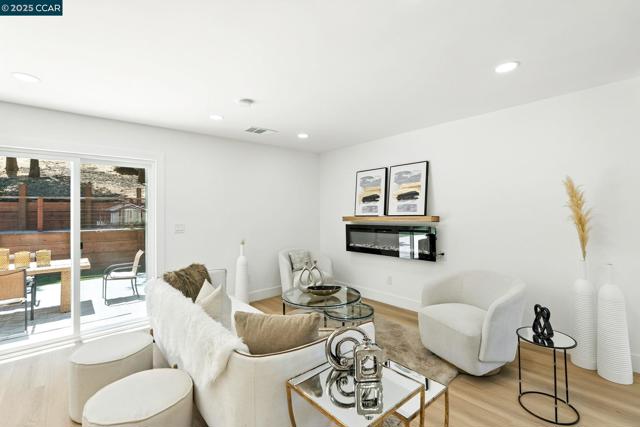 1717 Springbrook Rd, Lafayette CA: https://media.crmls.org/mediaz/703e0282-4021-4417-8842-851e131130d6.jpg