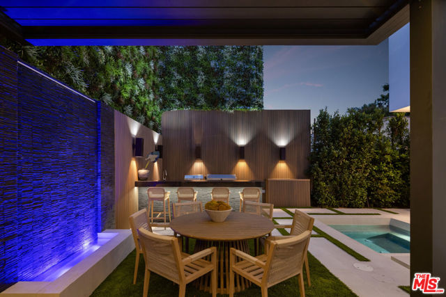 137 S Wetherly Drive, Beverly Hills CA: https://media.crmls.org/mediaz/703e337d-a872-47be-8406-e778b6ce75ee.jpg