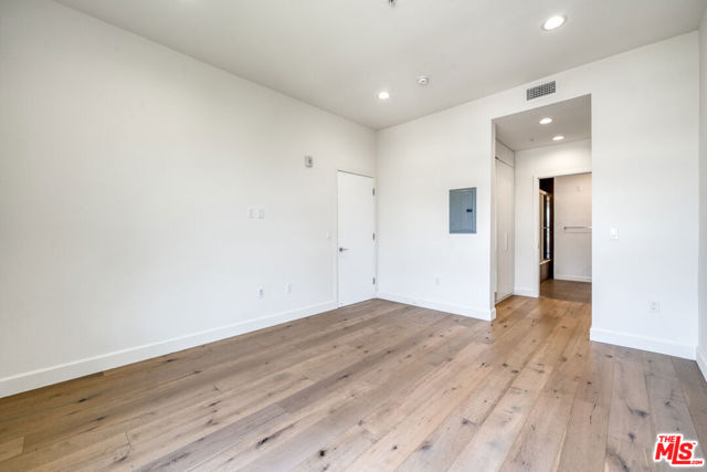 105 S Mariposa Avenue, Los Angeles CA: https://media.crmls.org/mediaz/703ec753-09e0-4b54-94f2-71033f14fce6.jpg