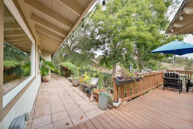 2719 Via Del Robles, Fallbrook CA: https://media.crmls.org/mediaz/70406db9-dfc6-4166-885a-f9120c73f04e.jpg