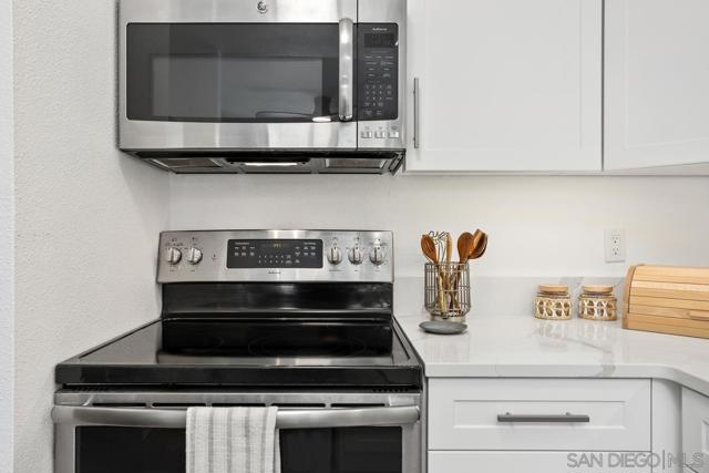 545 Shady Brook Pl, Escondido CA: https://media.crmls.org/mediaz/7040d11f-4fd3-481a-a82e-67b18699bdff.jpg