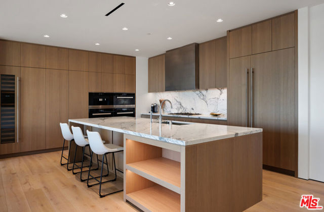 8899 Beverly Boulevard, Los Angeles CA: https://media.crmls.org/mediaz/7040eff8-4810-4286-9026-9becb28b09f3.jpg