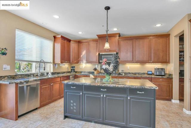 596 Toscanna Court, Brentwood CA: https://media.crmls.org/mediaz/7040fb09-aabb-4bfa-b790-592bff7763d8.jpg