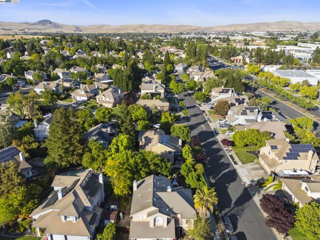 304 AVONDALE LANE, Livermore CA: https://media.crmls.org/mediaz/70410483-7d4c-43e3-bb89-57c96a762c3c.jpg