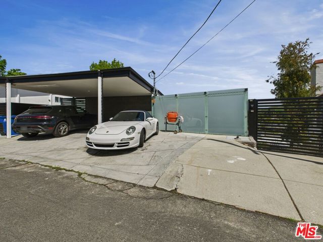 4942 Marmol Drive, Woodland Hills CA: https://media.crmls.org/mediaz/7041a586-8417-43e0-b364-6cd9f6bc44fa.jpg