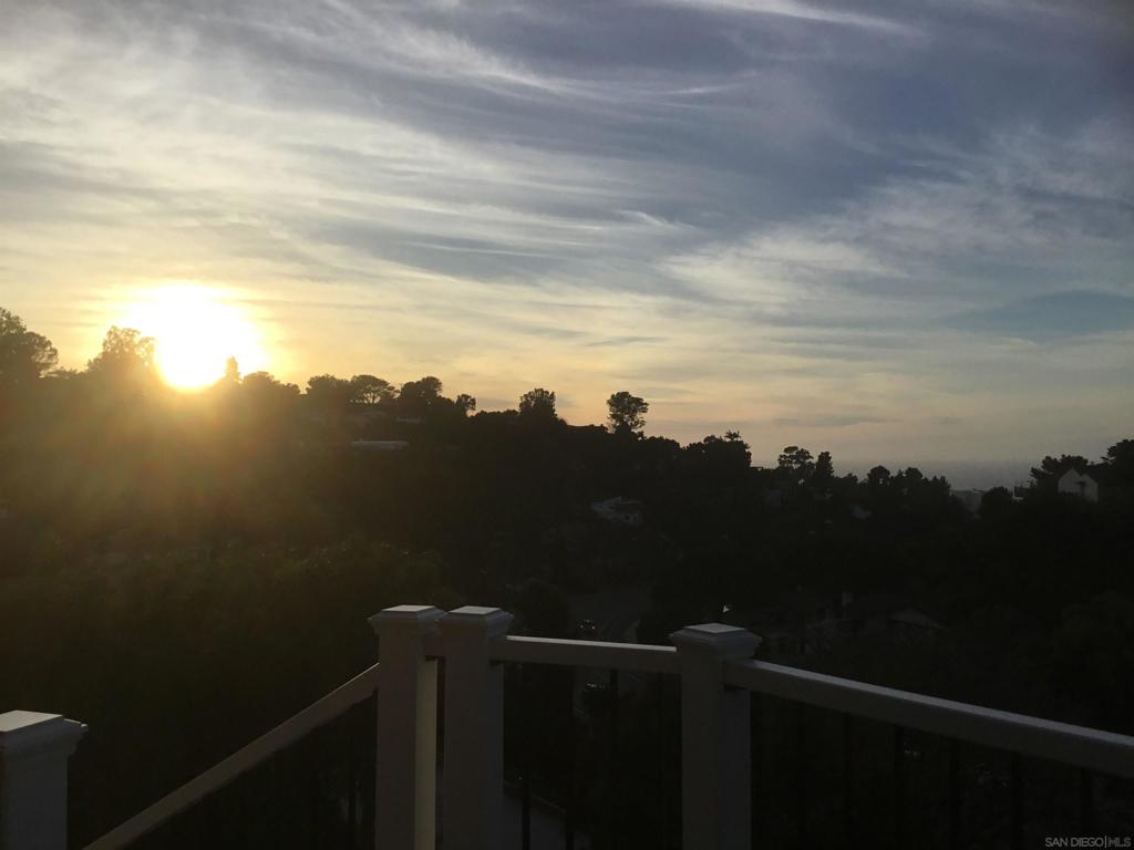 https://media.crmls.org/mediaz/7041bd41-19cf-4929-8ab2-3d61b3344511.jpg?preset=X-Large